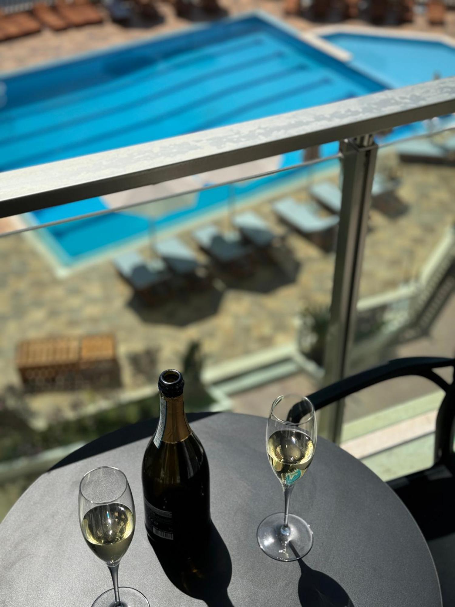 Nuna Hotel Radhimë エクステリア 写真